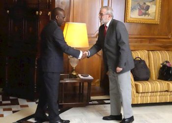 El embajador de Haití, Claude Joseph, saluda al presidente de la Asamblea regional de Murcia, Alberto Castillo.
