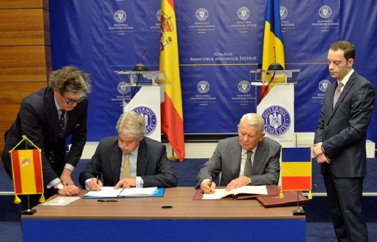 Dastis y Meleşcanu durante la firma del convenio en 2017. / Foto: gov.ro