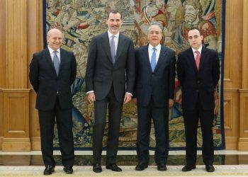 Alonso Arroba (dcha), durante una recepción del Rey a Gurría en 2017, junto al entonces embajador ante la organización, José Ignacio Wert. / Foto: Casa Real
