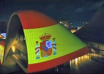 La bandera española sobre el Centro Heydar Aliyev, en Bakú./ Foto: Embajada de Azerbaiyán