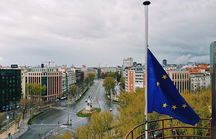 Bandera a media asta en la Representación de la UE en Madrid. / Foto: Comisión Europea