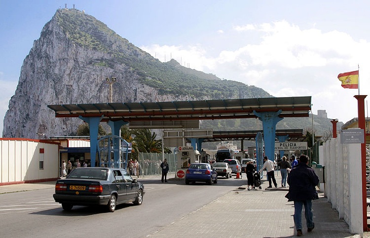 Paso fronterizo en Gibraltar / Foto: Arne Koehler, CC BY-SA 3.0, commons.wikimedia