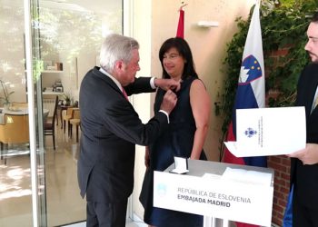 La embajadora Renata Cvelbar recibe la Medalla de honor de oro de mano del Consejero Magistral de la Corporación, Francisco de Borbón.