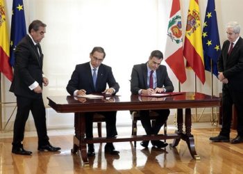 Pedro Sánchez firma el acuerdo con Martín Vizcarra / Foto: Pool Moncloa/J.M.Caballero