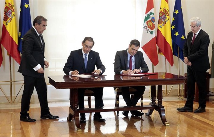 Pedro Sánchez signs the agreement with Martín Vizcarra / Photo: Pool Moncloa/J.M.Caballero