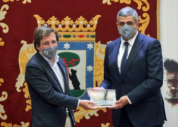 El alcalde de Madrid entrega el galardón al secretario general de la OMT, Zurab Pololikashvili./ Foto: Ayuntamiento de Madrid