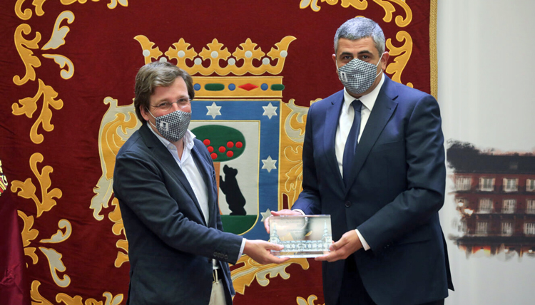 El alcalde de Madrid entrega el galardón al secretario general de la OMT, Zurab Pololikashvili./ Foto: Ayuntamiento de Madrid