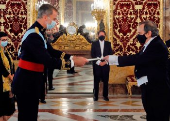 El embajador Ricardo Alfonsín entrega su acreditación a Don Felipe./ Fotos: Casa de SM el Rey