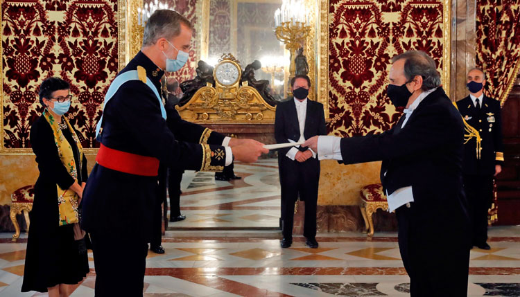 El embajador Ricardo Alfonsín entrega su acreditación a Don Felipe./ Fotos: Casa de SM el Rey