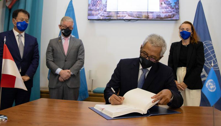 El embajador Hermono firma el documento./ Foto: OMT