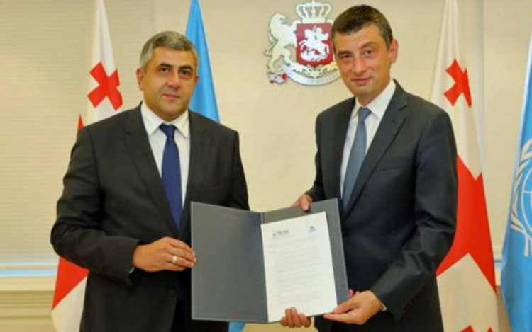 Zurab Pololikashvili y Gueorgui Gajaria muestran el documento de respaldo oficial a su candidatura./ Foto: Gobierno de Georgia