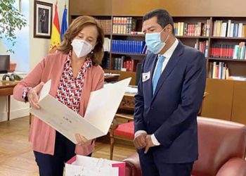 La directora de la Biblioteca Nacional de España, Ana Santos Aramburo, junto al embajador de Nicaragua, Carlos Midence. /Foto: Embajada de Nicaragua.