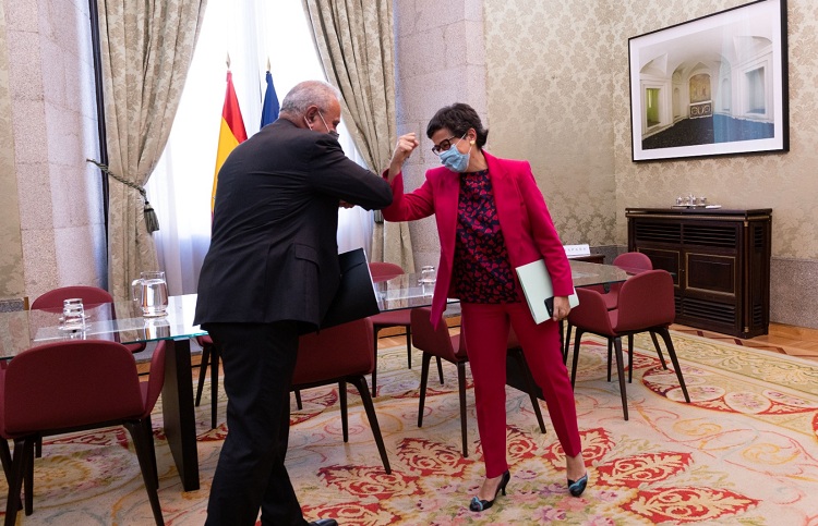 The now customary clash of elbows between the minister and Kamel / Photo: MAEC