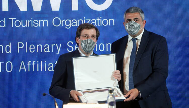 El secretario general de la OMT entrega la distinción al alcalde de Madrid./ Foto: Ayuntamiento de Madrid