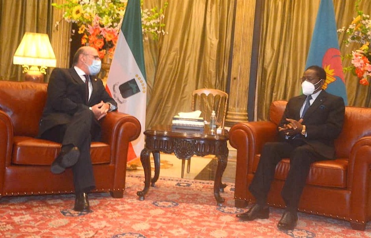 Barnuevo talks with Obiang after the presentation of credentials / Photo: Miguel Ángel Mba Onva (Presidential Press Team)