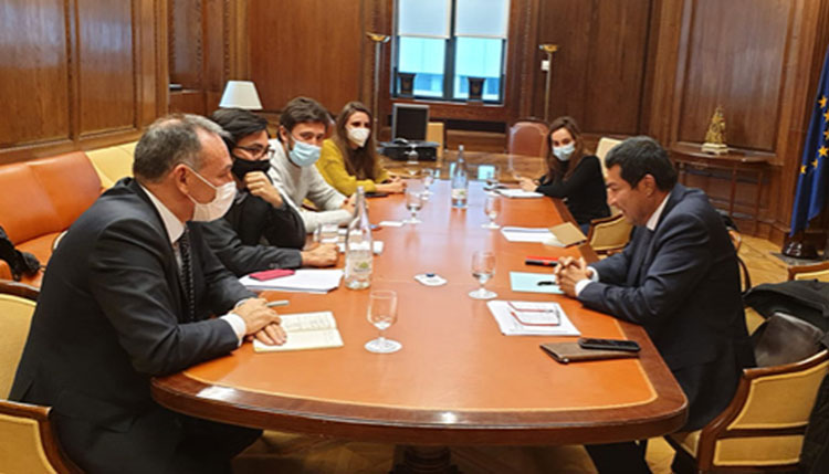 Ambassador Carlos Midence, right, during the meeting with Spanish MPs.