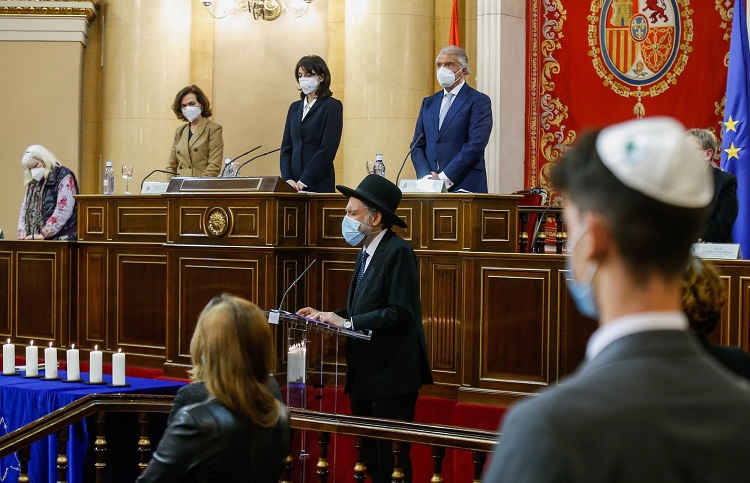 Calvo, Llop and Benzaquén attend the tribute to the victims of the Holocaust in the Senate. / Photo: Pool Senado