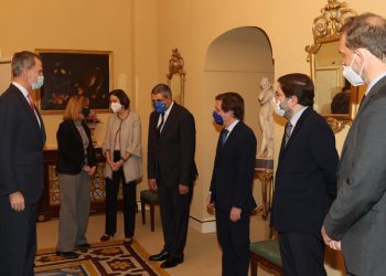 El Rey, con la ministra de Turismo, el secretario general de la OMT y el alcalde de Madrid, entre otras personalidades./ Foto: Casa de SM el Rey