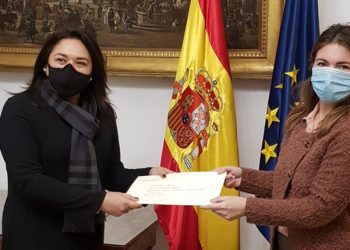 Mónica Bolaños entrega su acreditación a María Sebastián de Erice./ Foto: MAEC