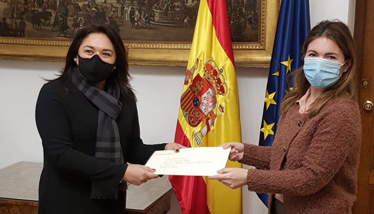 Mónica Bolaños entrega su acreditación a María Sebastián de Erice./ Foto: MAEC