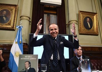 Carlos Saúl Menem presentando su libro ‘Mi vida y mi historia política’, en 2018. / Foto: Gabriel Cano, Senado de Argentina