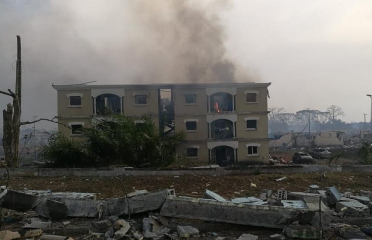 Un edificio destruido por las explosiones de Bata. / Foto: ASODEGUE