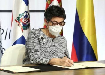 Arancha González Laya durante la firma. / Foto: MAEC