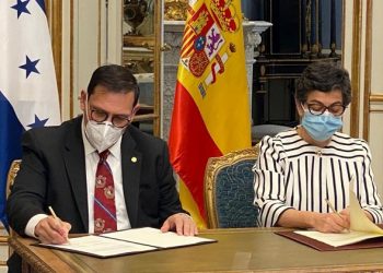 Lisandro Rosales y Arancha González Laya durante la firma de acuerdos. / Foto: @lisandrorosales