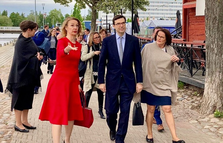 La ministra para Asuntos Europeos finlandesa, Gónzalez-Barba y la alcaldesa de Oulu. / Foto: https://www.hablamosdeeuropa.es/