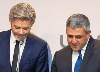 Zurab Pololikashvili, secretario general de la OMT, y Michael Peters, CEO de Euronews, durante la firma del acuerdo