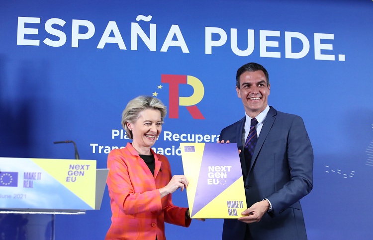 Von der Leyen and Sánchez stage the approval of the plan. / Photo: Pool Moncloa/Fernando Calvo.