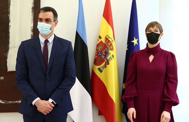 Sánchez with the Estonian president during her visit to Madrid. / Photo: Pool Moncloa/Fernando Calvo