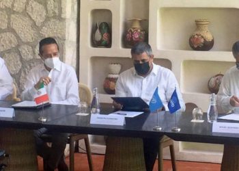 El secretario general de la OMT y el presidente del Grupo XCaret durante la firma del acuerdo, acompañados por el secretario de Turismo de México y el gobernador de Quintana Roo./ Foto: OMT