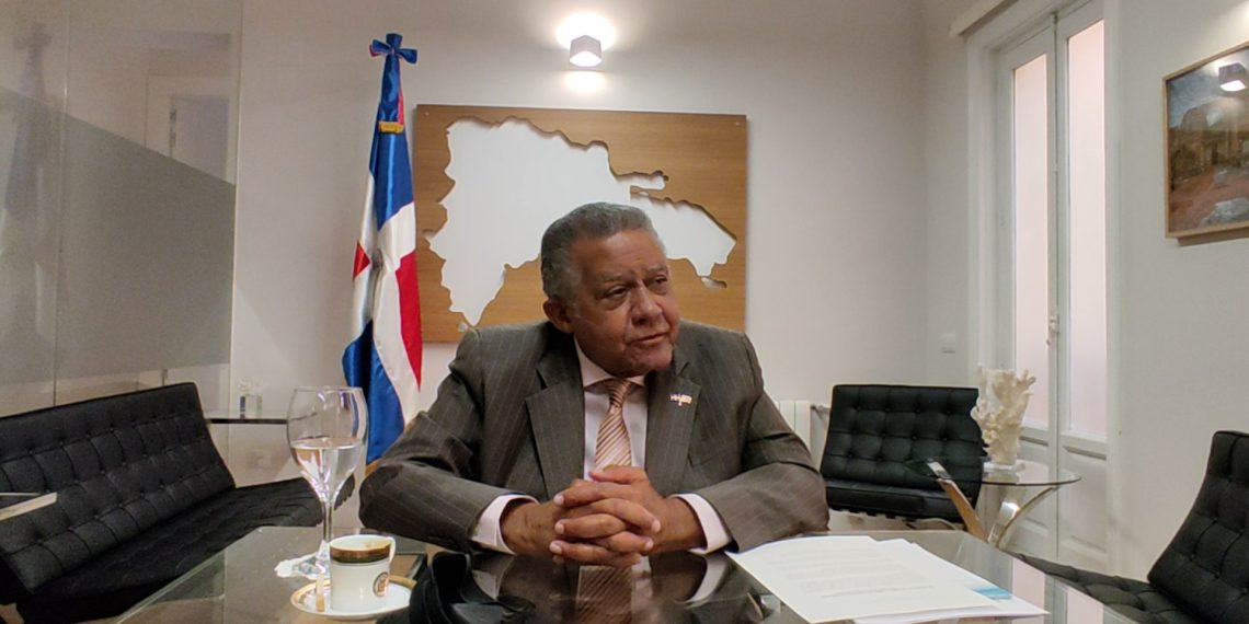Javier Socastro entrevista al Embajador Juan Bolivar Diaz