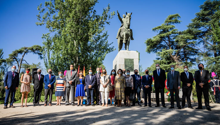 At the end of the ceremony, the representatives of the Diplomatic Corps present posed under the monument to the Liberator Simón Bolívar.