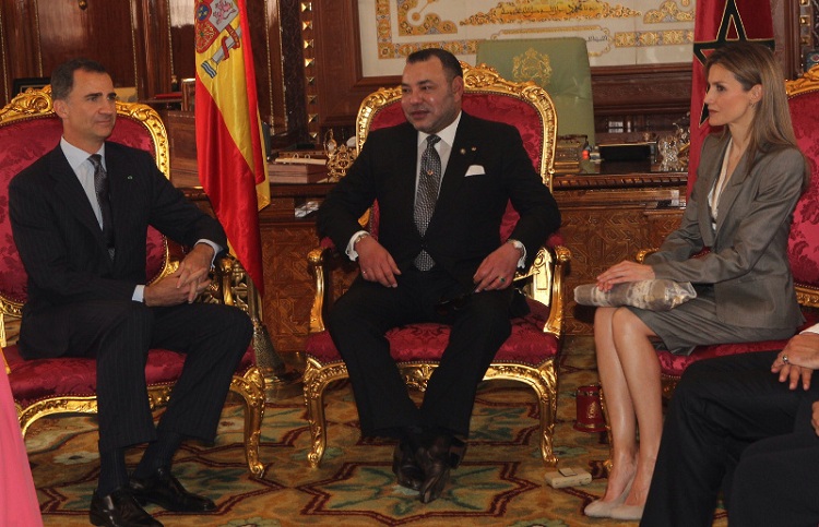 Los Reyes, con Mohamed VI, en su visita a Marruecos en 2014