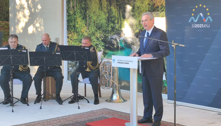 El embajador Robert Krmelj, dio la bienvenina junto al Cuarteto Militar de Eslovenia, que interpretó los himnos de España, Eslovenia y Europa.