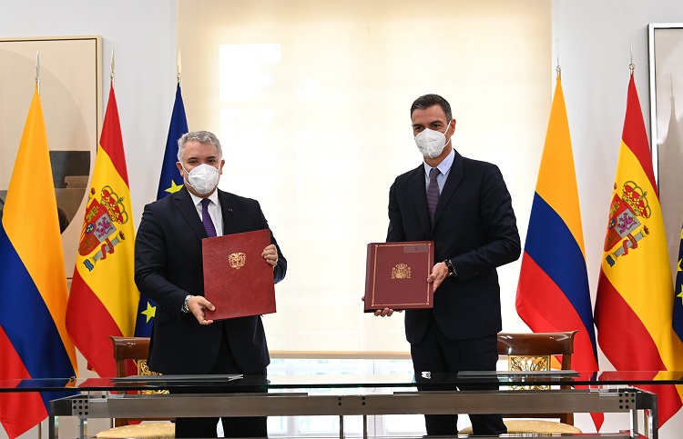 Duque and Sánchez show the bilateral agreements signed at La Moncloa. / Photo: Pool Moncloa/Borja Puig de la Bellacasa
