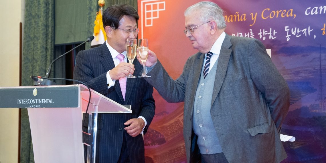 Ambassador Bahk Sahnghoon toasts with the President of the Constitutional Court, Juan José González Rivas, after their respective speeches./ Photos: Courtesy of the Embassy of Korea
