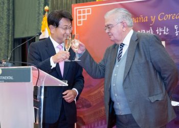 Ambassador Bahk Sahnghoon toasts with the President of the Constitutional Court, Juan José González Rivas, after their respective speeches./ Photos: Courtesy of the Embassy of Korea