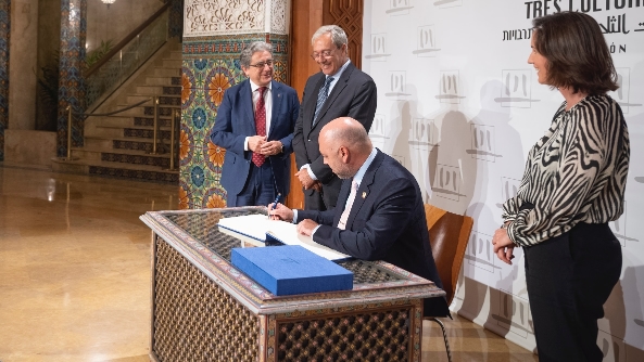 El embajador Alsuwaidi firma en el libro de visitas de la Fundación Tres Culturas.