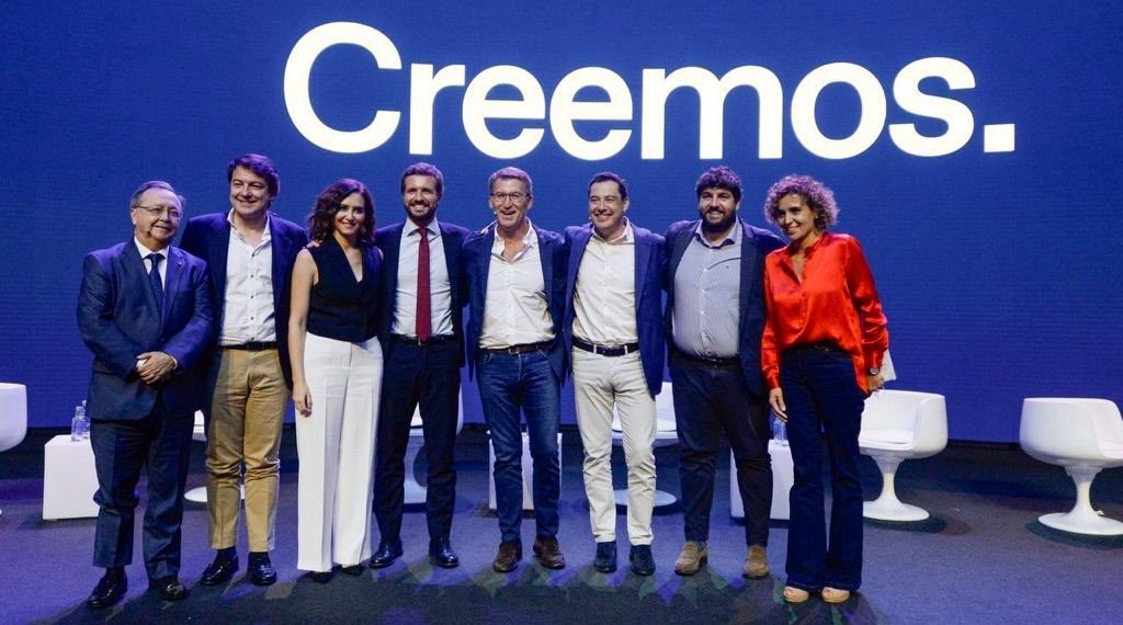Pablo Casado, with the regional presidents of the PP, yesterday in Valencia./ Photo: Twitter @pablocasado_