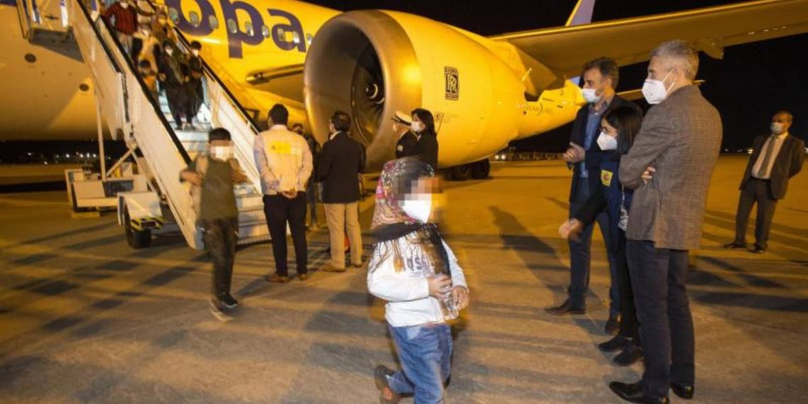 Llegada ayer a la base de Torrejón de un avión con refugiados afganos.