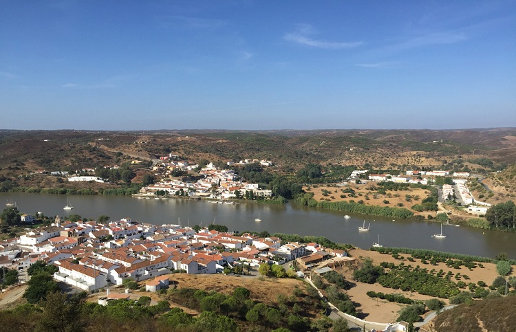Alcoutim y Sanlúcar de Guadiana (al fondo), separados por el río.