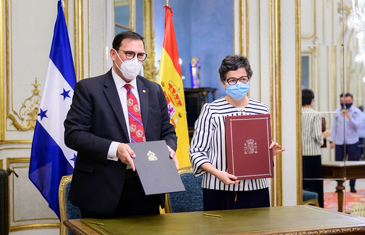 Rosales y González Laya tras la firma del acuerdo. / Foto: MAUC