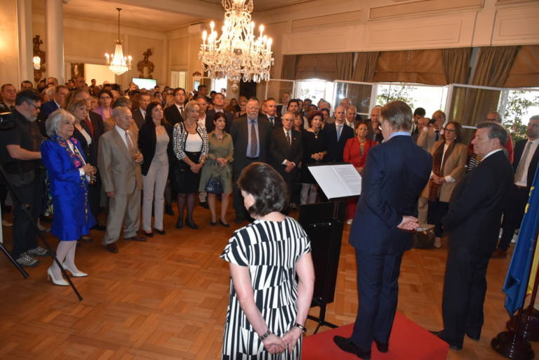 Image of a reception at a Spanish Embassy before the pandemic.