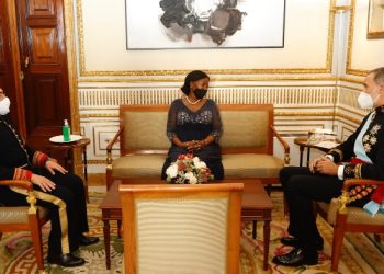 La embajadora de Mozambique charla con el rey y el ministro de Exteriores./ Fotos: Casa de SM el Rey
