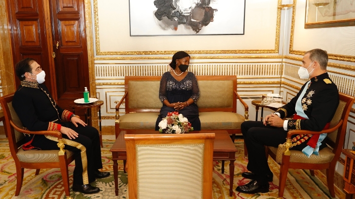 La embajadora de Mozambique charla con el rey y el ministro de Exteriores./ Fotos: Casa de SM el Rey