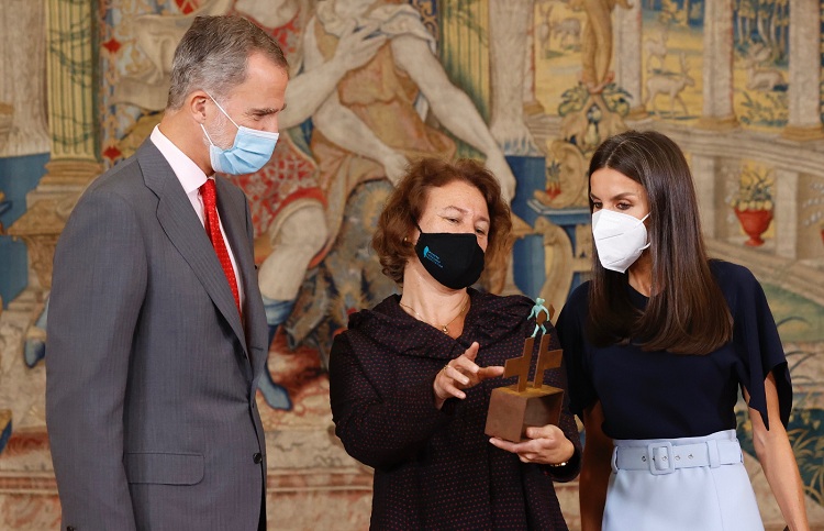 Los Reyes tras la entrega del ‘Premio Ñ 2021’ a Barbara Fuchs. / Foto: Casa Real