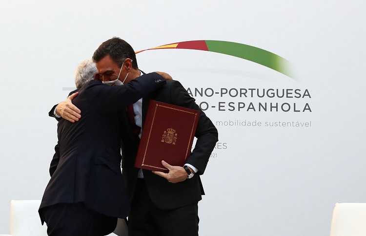 Pedro Sánchez and António Costa embrace during the Trujillo Summit. / Photo: Pool Moncloa/Fernando Calvo